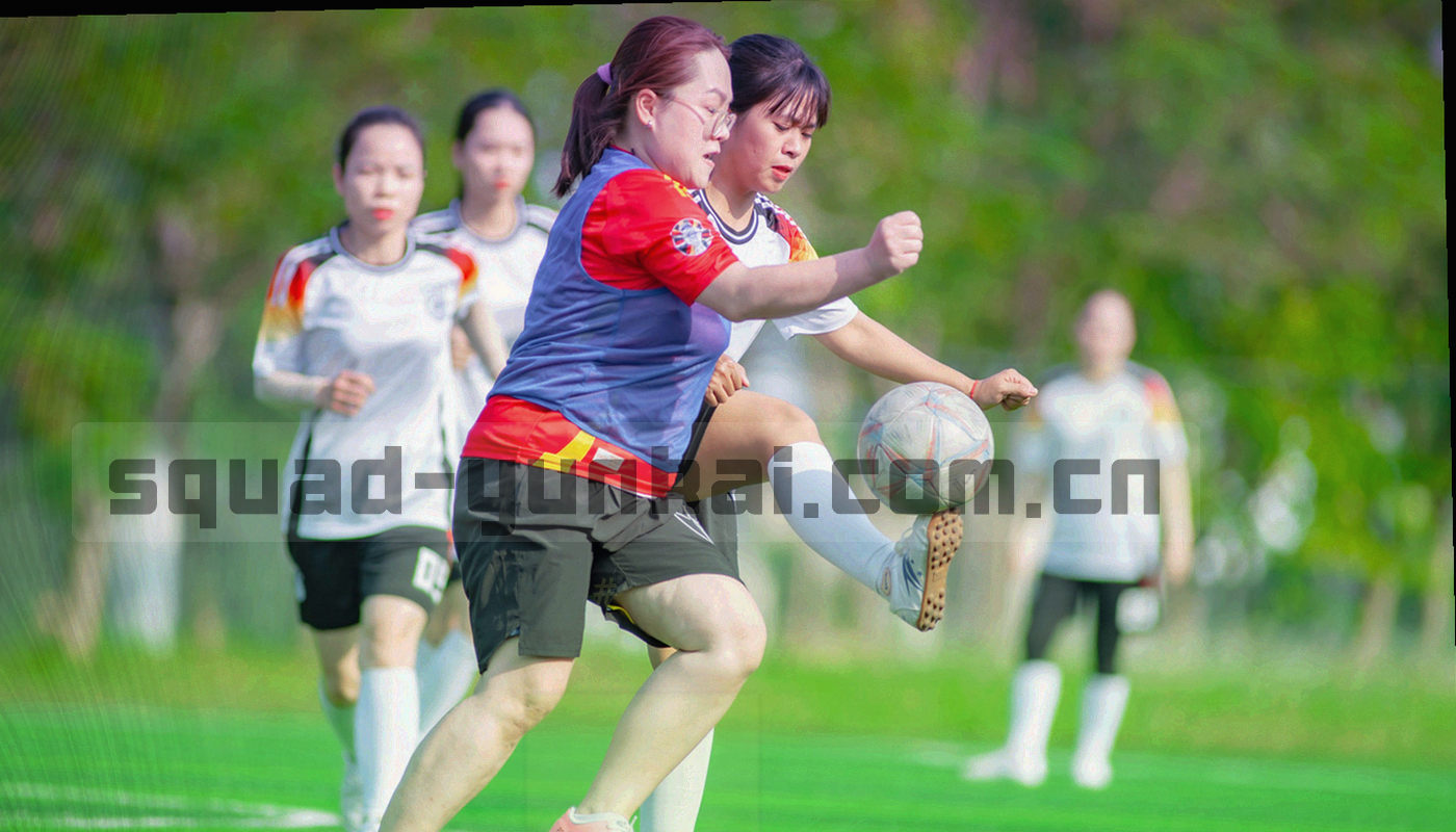 球场入场通道的局部，地面反光，画面中没有人物与标识